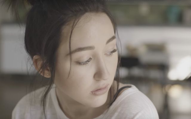 Noah Cyrus, de 16 años, en su videoclip