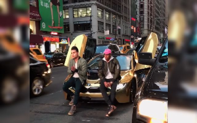 Un youtuber presume su lujoso auto en pleno tráfico y ¡crash!