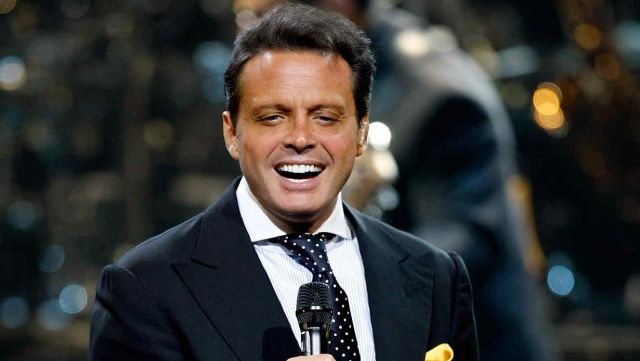 Luis Miguel es captado en su yate con mujeres en topples Luis Miguel es captado en su yate con mujeres en topples