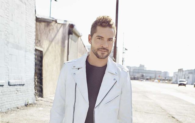 Asiste a la Firma de Autógrafos de David Bisbal
