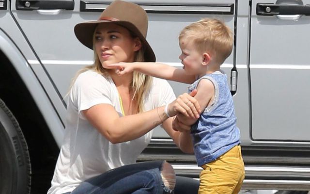 Hilary Duff desató polémica por una foto al lado de su hijo