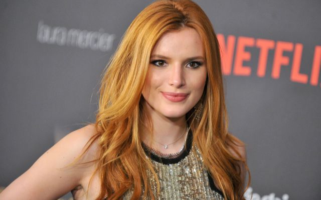 Bella Thorne apareció en una premiación con las piernas sin rasurar