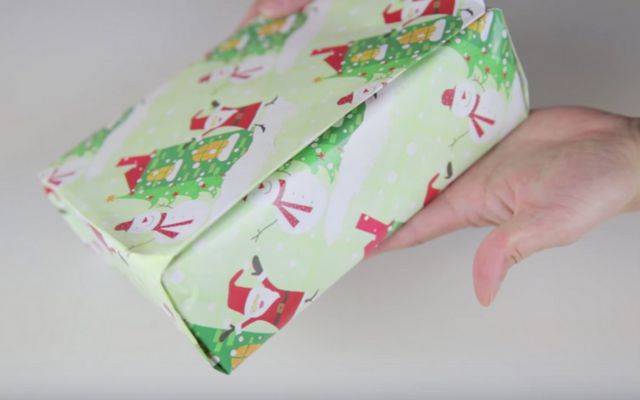 Envuelve tus regalos navideños sin usar cinta adhesiva