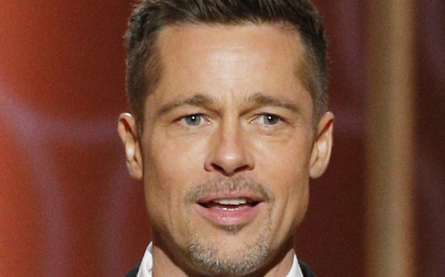Brad Pitt reaparece tras divorcio y así lo reciben Brad Pitt reaparece tras divorcio y así lo reciben