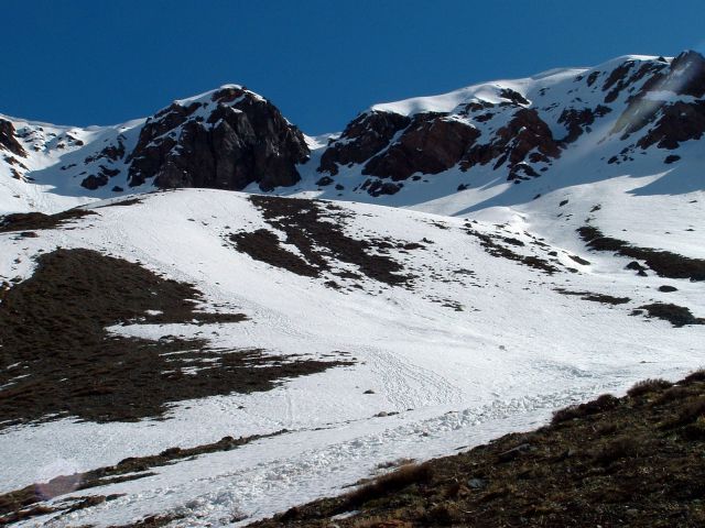 Logró sobrevivir 30 horas entre nieve