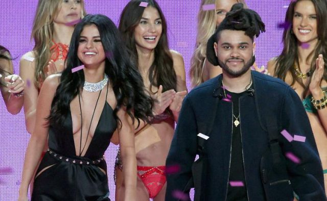Selena Gomez y The Weeknd besándose Selena Gomez y The Weeknd besándose