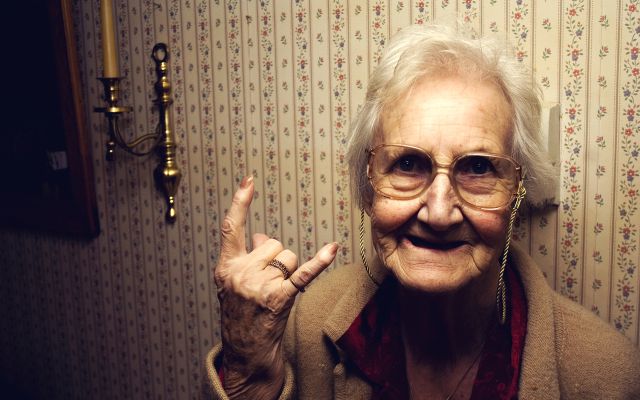 Abuela castiga a su nieta de una forma poco común Abuela castiga a su nieta de una forma poco común