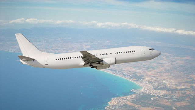 La corren de un avión por su enorme escote
