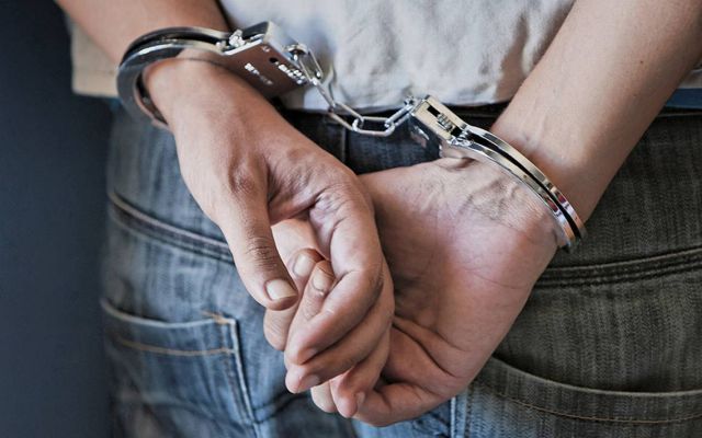 Policía detiene a conductor porque pudo oler lo que venía quemando en su auto