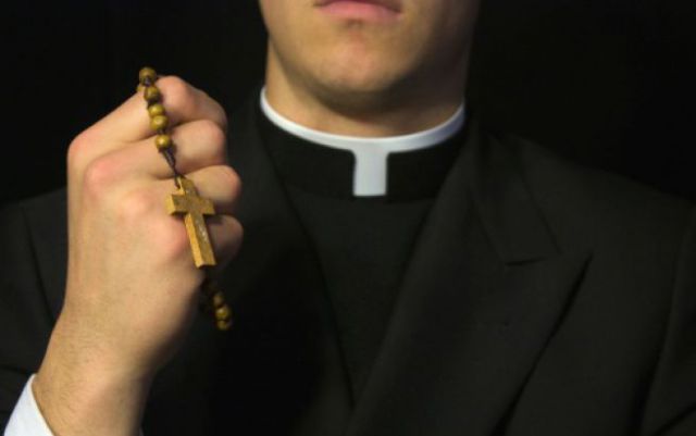 Sacerdote organiza fiestas “carnales” en propiedades de la iglesia.