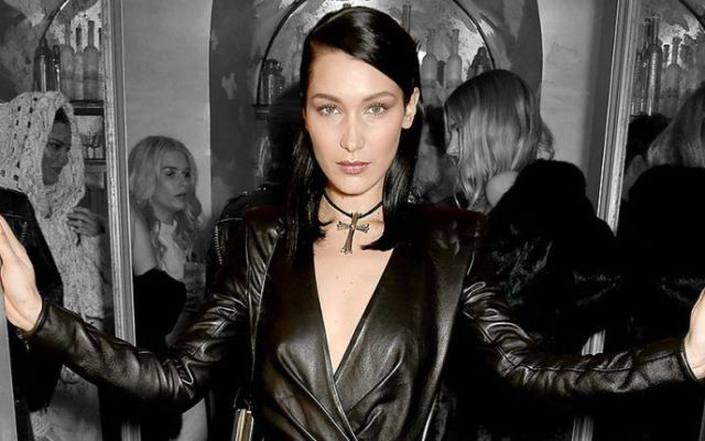 Bella Hadid tiene bochornoso accidente con su escote Bella Hadid tiene bochornoso accidente con su escote