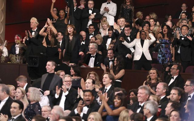 Las sorprendidas caras de las celebs al notar el error en la premiación Las sorprendidas caras de las celebs al notar el error en la premiación