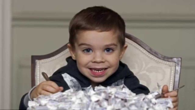 Un niño que sólo puede alimentarse de dulces Un niño que sólo puede alimentarse de dulces