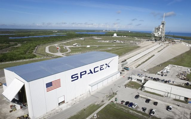 SpaceX promete llevar a dos personas al espacio