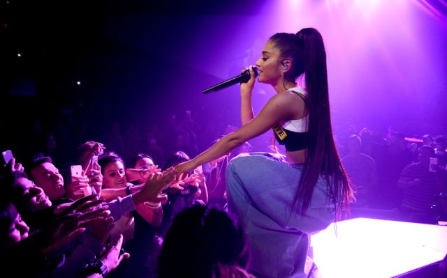 Ariana Grande se lleva un susto en concierto por un fan Ariana Grande se lleva un susto en concierto por un fan