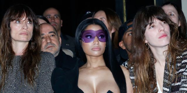 Nicki Minaj deja una boob al aire libre