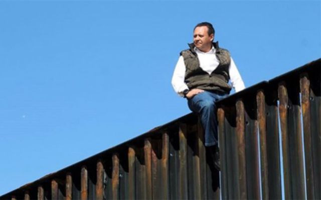 Diputado mexicano escaló el muro de la frontera Diputado mexicano escaló el muro de la frontera