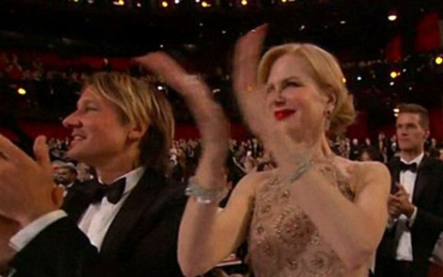 Nicole Kidman explica por qué aplaudió tan raro en los Oscars Nicole Kidman explica por qué aplaudió tan raro en los Oscars