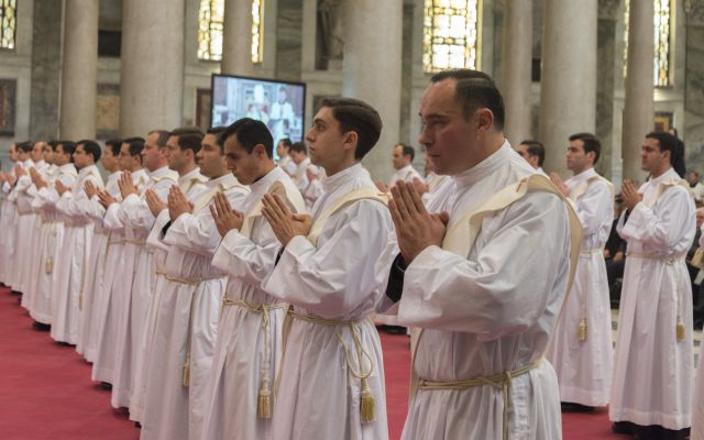 “Hombres casados” podrían hacer tareas sacerdotales “Hombres casados” podrían hacer tareas sacerdotales