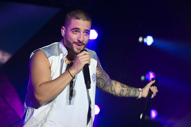 Maluma da apasionado beso a una fan Maluma da apasionado beso a una fan