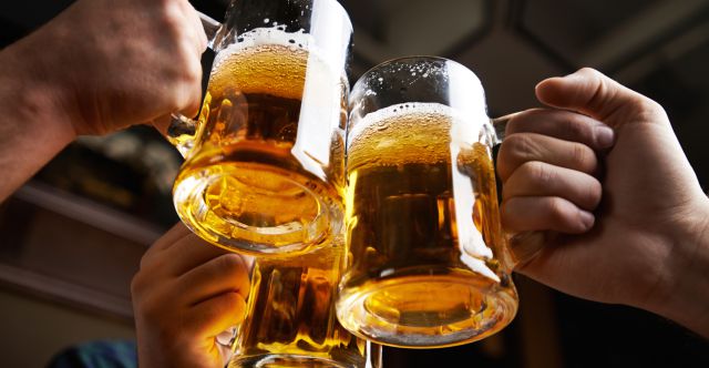 Pagan 20.000 dólares por beber cerveza Pagan 20.000 dólares por beber cerveza