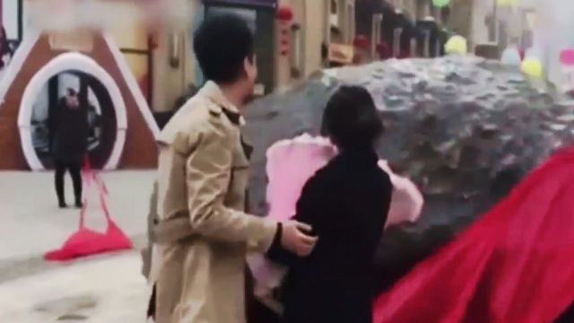 Un chino le propuso matrimonio a su novia con un meteorito de 33 toneladas Un chino le propuso matrimonio a su novia con un meteorito de 33 toneladas