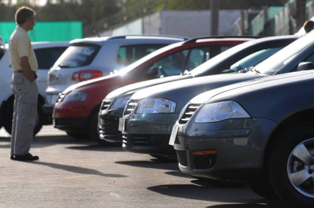 Un viejito estacionó su auto y tardó tres años en encontrarlo