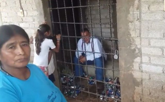 Indígenas encierran a su alcalde por mentiroso