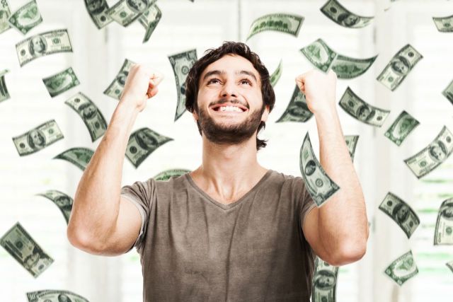 Multimillonario intercambia su fortuna por una vida humilde y generosa