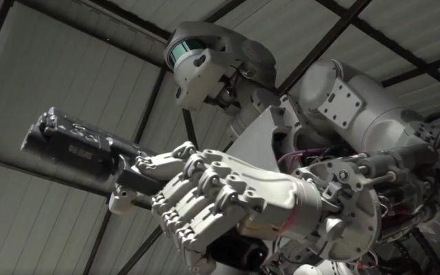 Rusia fabrica un robot capaz de conducir y disparar Rusia fabrica un robot capaz de conducir y disparar
