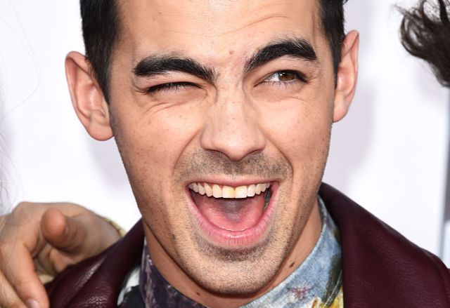 A Joe Jonas le gusta besar a extraños