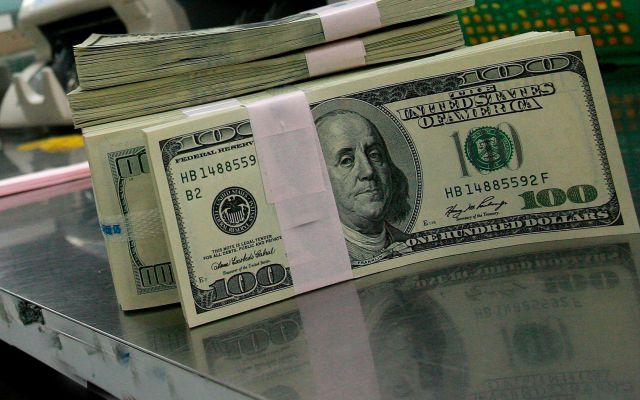 Para vengarse de su pareja una mujer se traga 9 mil dólares Para vengarse de su pareja una mujer se traga 9 mil dólares