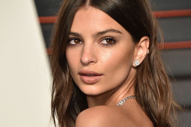 Emily Ratajkowski vuelve a desafiar Instagram con un topless Emily Ratajkowski vuelve a desafiar Instagram con un topless
