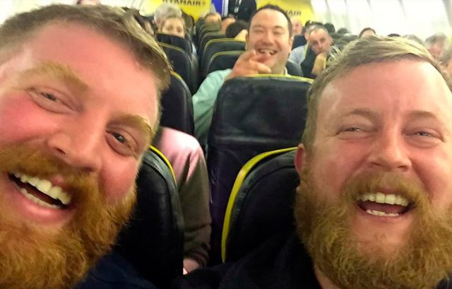 Un hombre se encuentra a su doble idéntico en un avión