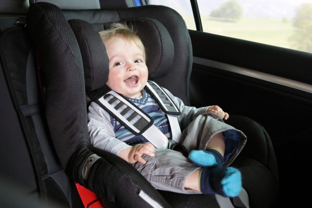 Bebé feliz por quedar atrapado en el coche