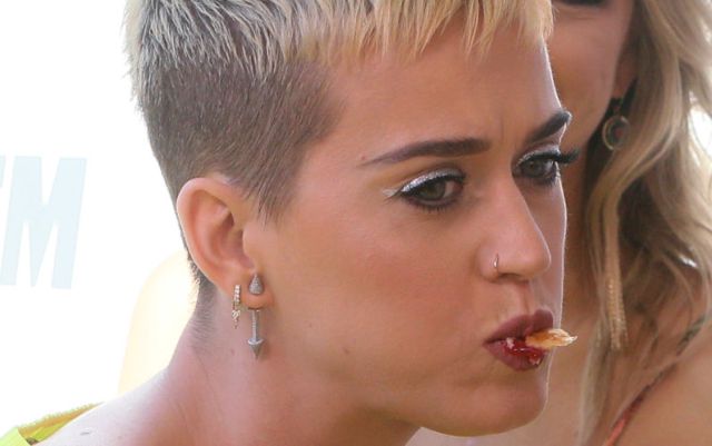 Katy Perry hace broma caníbal a sus fans Katy Perry hace broma caníbal a sus fans