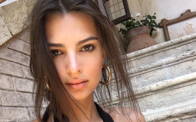 Así disfruta Emily Ratajkowski sus enlodadas vacaciones