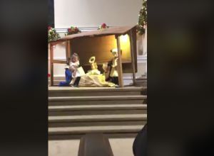 Niña se vuelve protagonista de pastorela por robarse al niño Dios