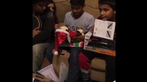 Recibe regalo con voz de su mamá fallecida Recibe regalo con voz de su mamá fallecida