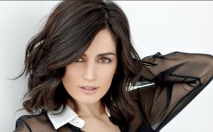 Con sexy foto Ana de la Reguera busca cita para el 14 de febrero