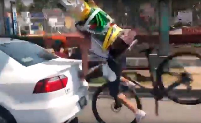 Ciclista con San Juditas se accidenta terriblemente