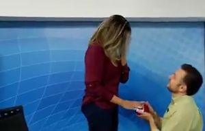 Candidato hace propuesta de matrimonio en plena entrevista