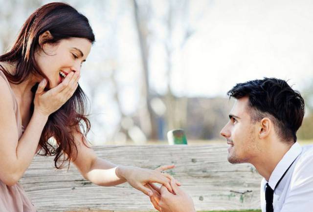 Le pide matrimonio y le pone el anillo a su prima