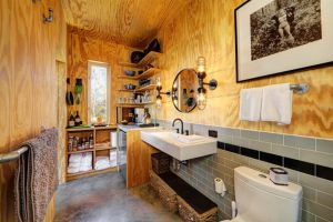 El baño de la micro cabaña es separada únicamente por el vestidor o armario. El baño de la micro cabaña es separada únicamente por el vestidor o armario.