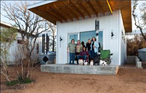 Fred Zipp es uno de los ocho amigos que tomaron la iniciativa de construir un espacio solo para ellos con su propia micro cabaña Fred Zipp es uno de los ocho amigos que tomaron la iniciativa de construir un espacio solo para ellos con su propia micro cabaña