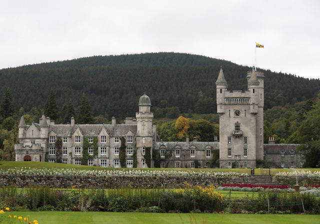 Billy el niño que asegura ser la reencarnación de Lady Di describe con precisión cómo se veía Balmoral, la residencia favorita de la Reina. Billy el niño que asegura ser la reencarnación de Lady Di describe con precisión cómo se veía Balmoral, la residencia favorita de la Reina.