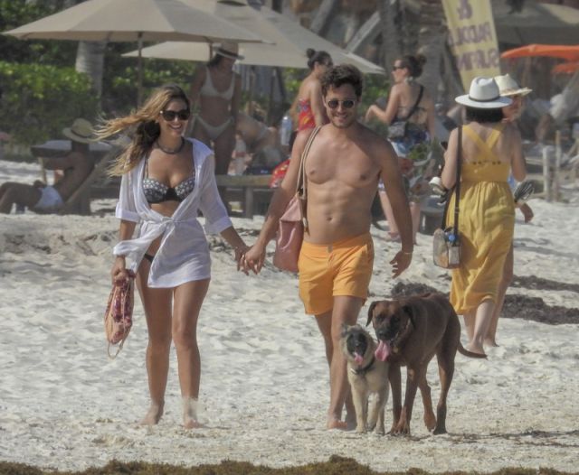 Diego Boneta y su novia Mayte Rodríguez se muestran en las playas de Tulum, dando un paseo acompañados de 2 perros, mascotas de Mayte. Diego Boneta y su novia Mayte Rodríguez se muestran en las playas de Tulum, dando un paseo acompañados de 2 perros, mascotas de Mayte.