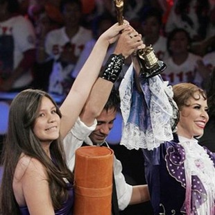 Ritmoson Latino entrega premio a Gloria Trevi