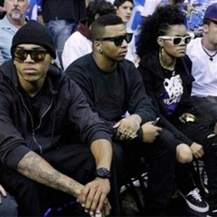 Chris Brown se deja ver con una supuesta doble de Rihanna