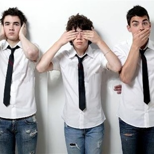 Jonas Brothers, chiflados por el manicure y los maniquís